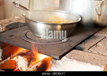 Traditionnel de faire de la nourriture sur la cuisinière au-dessus d'un feu naturel pour la cuisine. Banque D'Images