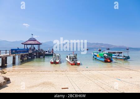 Asie, Indonésie, West Nusa Tenggara, Gili Air, Beachfront et Main Pier de Jalan Pantai avec Lombok Beyond Banque D'Images