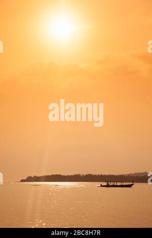 Asie, Indonésie, West Nusa Tenggara, Gili Air, coucher de soleil sur Gili Meno avec bateau Outrigger traditionnel Banque D'Images