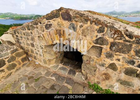 Vue séduisante d'une structure en pierre servant autrefois l'armée britannique à fort Rodney au site national de Pigeon Island à gros-Islet, Sainte-Lucie Banque D'Images