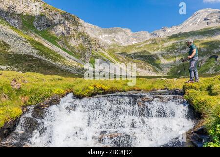 Randonneur dans la vallée de Lapenkar avec le ruisseau de Lapenkarbach, en arrière-plan le groupe Hochfeiler, Tyrol, district de Schwaz, Autriche Banque D'Images