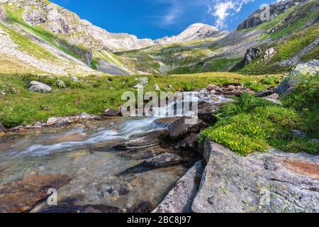 La vallée de Lapenkar avec le ruisseau de Lapenkarbach, en arrière-plan le groupe Hochfeiler, Tyrol, quartier de Schwaz, Autriche Banque D'Images