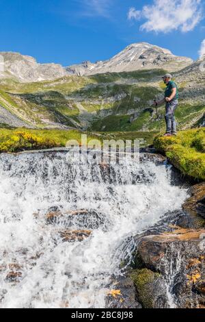 Randonneur dans la vallée de Lapenkar avec le ruisseau de Lapenkarbach, en arrière-plan le groupe Hochfeiler, Tyrol, district de Schwaz, Autriche Banque D'Images