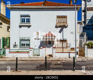 Belle maison privée blanche avec toit en tuiles orange à Lisbonne. Banque D'Images