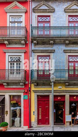 Porto, Portugal - 29 mai 2018 : façades de maisons traditionnelles décorées de tuiles azulejo portugaises ornées dans les rues de la vieille ville Banque D'Images