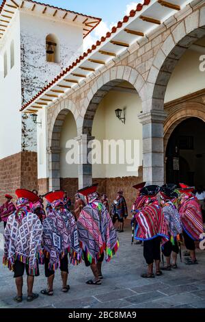 Quechua 'Varayocs' (maires) debout devant l'église San Pedro Apostol, Pisac, Cusco, Pérou Banque D'Images