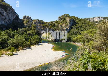 Vue aérienne de Narural arch à Vallon Pont d'arc en Ardèche canyon en France Banque D'Images