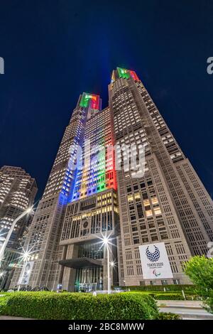 Tokyo, Japon - 6 août 2019 : vue nocturne du bâtiment du gouvernement métropolitain de Shinjuku Tokyo avec éclairage des couleurs des Jeux Olympiques de 2020 Banque D'Images