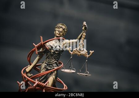 La loi et la justice, la légalité concept, balance de la Justice, Justitia, Dame Justice sur un fond de bois noir. Banque D'Images