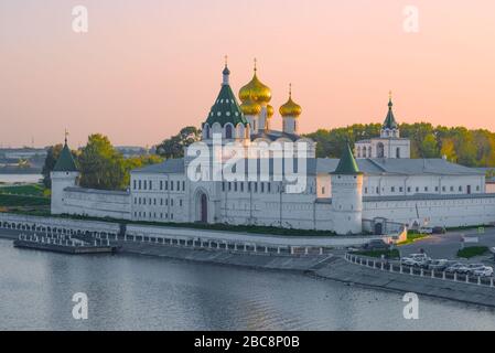 Le monastère de la Sainte Trinité Ipatiev s'est fermé le soir de septembre. Kostroma, anneau d'or de Russie Banque D'Images