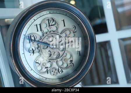 horloge classique avec pointeur en mouvement, gros plan Banque D'Images