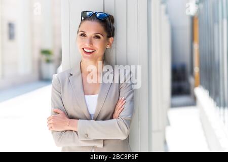 Jolie jeune femme d'affaires à l'extérieur Banque D'Images