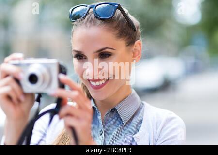 Femme prenant la photo à l'extérieur Banque D'Images