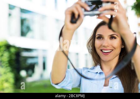 Femme prenant la photo à l'extérieur Banque D'Images