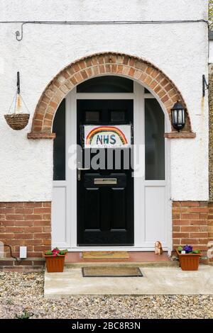 Un panneau fait maison sur une porte offre un soutien au NHS et aux travailleurs de soutien de soins pendant la pandémie de Coronavirus Covid 19 2020. Banque D'Images