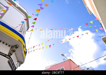 Drapeaux colorés lumineux et maisons colorées décorées, fiesta locale dans les îles Canaries. Banque D'Images