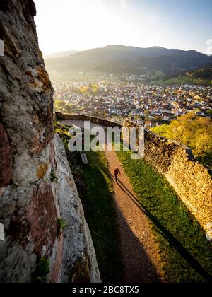 Randonnée sur le deuxième sentier de la vallée, ambiance printanière aux ruines du château de Kastelburg à Waldkirch Banque D'Images