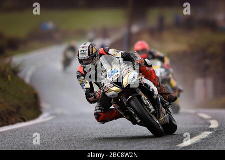 10 août 2019, circuit Dundrod, Belfast, Irlande du Nord; courses de route du Grand Prix Ulster; Peter Hickman sur le 666 Trooper Beer Triumph Banque D'Images