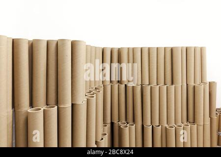 tubes en papier sur la pile, isolés sur blanc, gros plan Banque D'Images