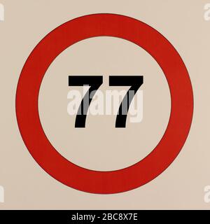 Grafische Darstellung des Straßenverkehrszeichens 'maximum Geschwindigungen 77 km pro Stunde' Banque D'Images