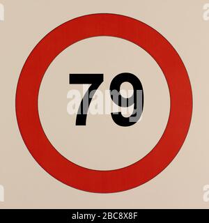 Grafische Darstellung des Straßenverkehrszeichens 'maximum Geschwindigungen 79 km pro Stunde' Banque D'Images