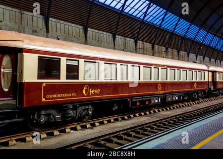 Sevilla, Andalousie, Espagne - 14 mai 2013: Wagon d'un vieux train supérieur à la gare Sevilla Santa Justa Banque D'Images