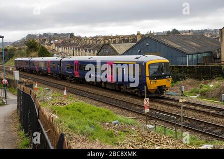 Train n° 166209 arrivant à la gare d'Oldfield Park, Bath Banque D'Images