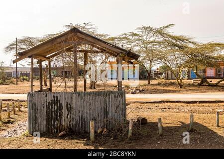 Petite cabane en douane faite de ferraille et de bois Kenya, Afrique Banque D'Images