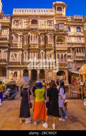 JAISALMER, INDE – 30 NOVEMBRE 2019: Visiteurs au Patwon ki Haveli, c'est le plus grand Haveli à Jaisalmer, Rajasthan, construit en 1805. Banque D'Images