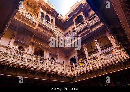 JAISALMER, INDE – 30 NOVEMBRE 2019: Intérieur du Patwon ki Haveli, c'est le plus grand Haveli à Jaisalmer, Rajasthan, construit en 1805. Banque D'Images