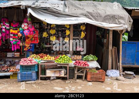 Épicerie à Arughat Bazar, au Népal Banque D'Images