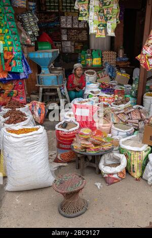 Épicerie à Arughat Bazar, au Népal Banque D'Images