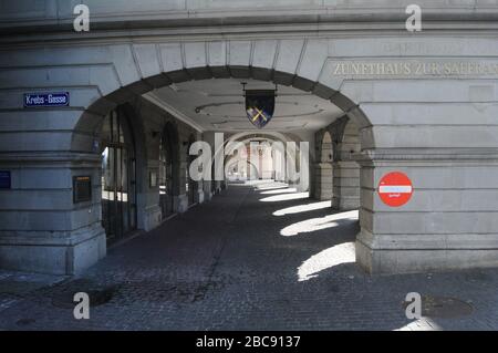 Zürich/Suisse: Le célèbre Limmatquai est encore vide en raison de Covid19 virus Log down et la maison du parlement est fermée Banque D'Images