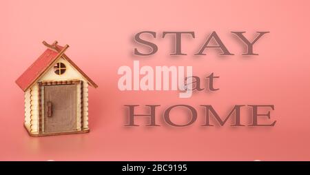 Jouet maison en bois expression 'tay à la maison'. Concept de sécurité internationale. Banque D'Images