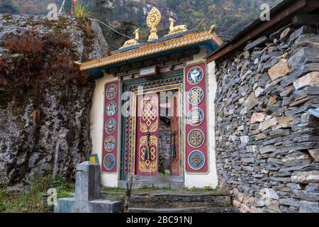 Porte d'entrée du monastère de Namla à Namrung au Népal Banque D'Images