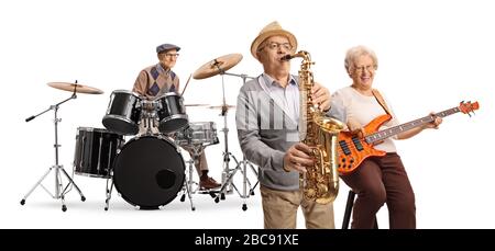 Les aînés jouant dans un groupe sur la batterie, la guitare et un sax isolé sur fond blanc Banque D'Images