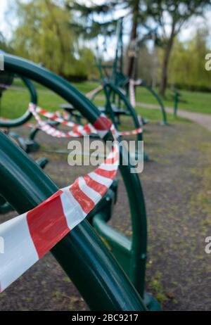 L'équipement d'exercice extérieur dans le parc local de Pinner, Middlesex UK est mis en corrélation pendant la pandémie de coronavirus de Covid-19, mars 2020. Banque D'Images