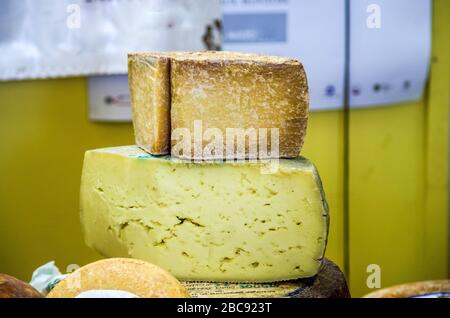 fromage pecorino vieilli dans la grotte aux herbes aromatiques et au poivre noir, prêt à goûter vos délicieux plats Banque D'Images