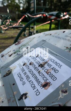 L'équipement d'exercice extérieur dans le parc local de Pinner, Middlesex UK est mis en corrélation pendant la pandémie de coronavirus de Covid-19, mars 2020. Banque D'Images