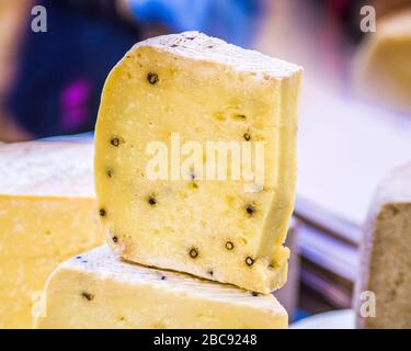 fromage pecorino vieilli dans la grotte aux herbes aromatiques et au poivre noir, prêt à goûter vos délicieux plats Banque D'Images