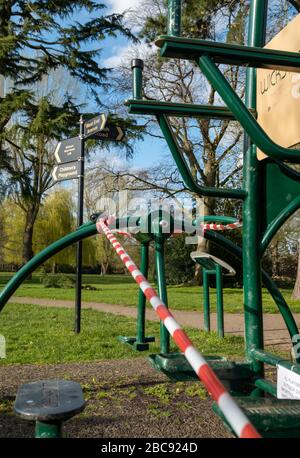 L'équipement d'exercice extérieur dans le parc local de Pinner, Middlesex UK est mis en corrélation pendant la pandémie de coronavirus de Covid-19, mars 2020. Banque D'Images