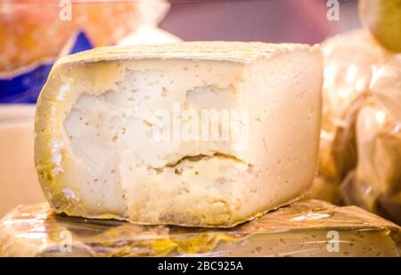 fromage pecorino vieilli dans la grotte aux herbes aromatiques et au poivre noir, prêt à goûter vos délicieux plats Banque D'Images