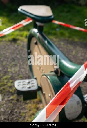 L'équipement d'exercice extérieur dans le parc local de Pinner, Middlesex UK est mis en corrélation pendant la pandémie de coronavirus de Covid-19, mars 2020. Banque D'Images