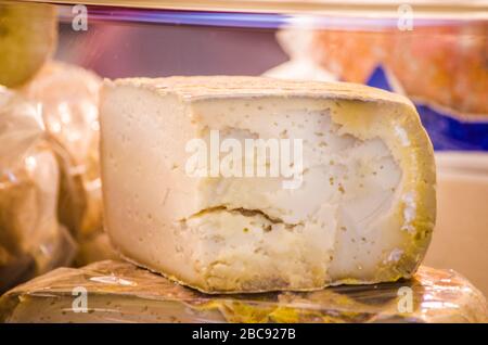 fromage pecorino vieilli dans la grotte aux herbes aromatiques et au poivre noir, prêt à goûter vos délicieux plats Banque D'Images