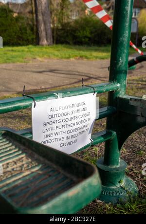 L'équipement d'exercice extérieur dans le parc local de Pinner, Middlesex UK est mis en corrélation pendant la pandémie de coronavirus de Covid-19, mars 2020. Banque D'Images