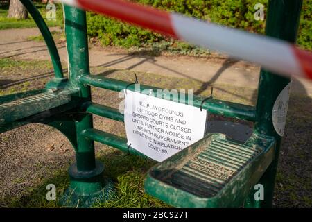 L'équipement d'exercice extérieur dans le parc local de Pinner, Middlesex UK est mis en corrélation pendant la pandémie de coronavirus de Covid-19, mars 2020. Banque D'Images