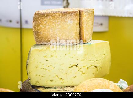 fromage pecorino vieilli dans la grotte aux herbes aromatiques et au poivre noir, prêt à goûter vos délicieux plats Banque D'Images