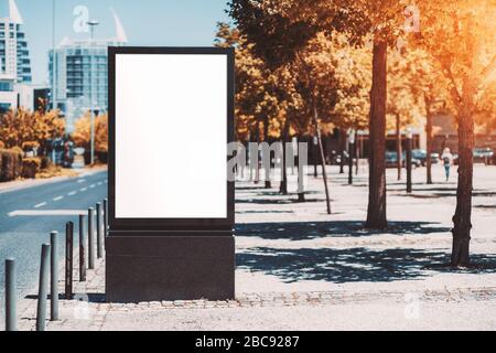 Mockup d'un panneau publicitaire vide en milieu urbain près d'une route de ville; un modèle de bannière verticale vierge sur le trottoir dans une allée; un dehors Banque D'Images