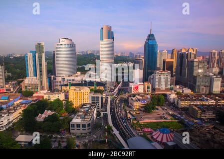Vue sur les gratte-ciel de Kuala Lumpur avec de grands bâtiments, routes et chemin de fer Banque D'Images