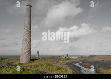 Photo de paysage de cheminées industrielles désutilisées de l'industrie minière sur la côte de Cornish Banque D'Images